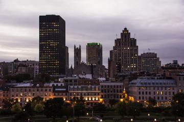 Abendsilhouette der Skyline von Montreal.