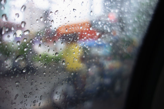 アート　窓の水玉　雨　ボケイメージ