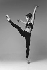 Obraz premium Beautiful woman dancer