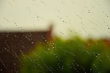 Krople deszczu na szybie