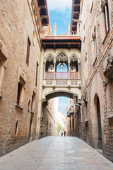 Fototapeta premium Famous Bridge between buildings in Barrio Gotic quarter of Barcelona, Spain