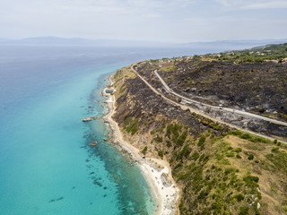 Paradiso del sub, spiaggia con promontorio a picco sul mare. Zambrone, Calabria, Italia. Immersioni relax e vacanze estive. Vista aerea