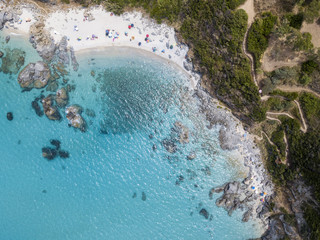 Paradiso del sub, spiaggia con promontorio a picco sul mare. Zambrone, Calabria, Italia. Immersioni relax e vacanze estive. Vista aerea