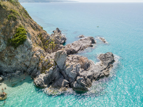 Paradiso del sub, spiaggia con promontorio a picco sul mare. Zambrone, Calabria, Italia. Immersioni relax e vacanze estive. Vista aerea