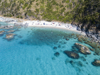 Paradiso del sub, spiaggia con promontorio a picco sul mare. Zambrone, Calabria, Italia. Immersioni relax e vacanze estive. Vista aerea