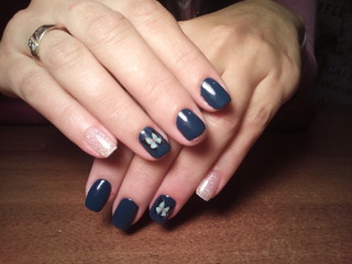 The manicurist excellently made her work a beautiful manicure with a polish gel on her hands and the client is happy