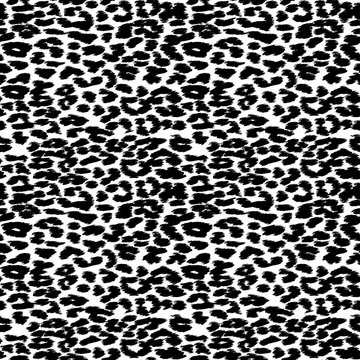 Trendy Leopard or cheetah skin seamless pattern, animal fur background, vector background. Fabric design, wrapping paper, textile.