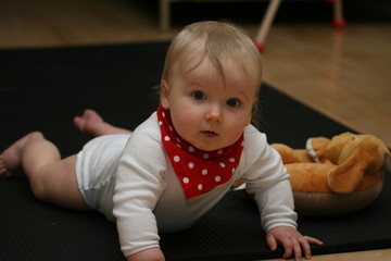 Baby lernt Robben und Krabbeln