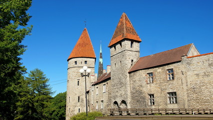Fototapeta na wymiar alte Stadtmauer von Tallinn mit zwei Wehrtürmen vor strahlend blauem Himmel