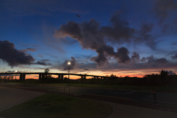 夕焼け空を横切る長い道