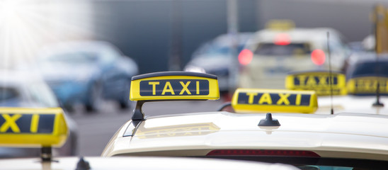 Taxis warten in einer Stadt auf Fahrgäste