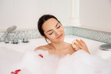 Obraz na płótnie Canvas Beautiful woman relaxing in bathtub