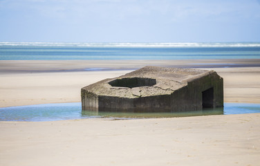 Vestige d'un bunker allemand avec tobrouk d'un blockhaus de la seconde guerre mondiale sombrant...