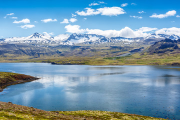 Fototapeta premium Icelandic lake on a background of mountains