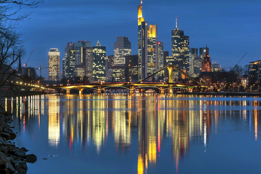 Skyline von Frankfurt in der D&auml;mmerung