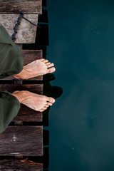 bare feet on the edge of the Board, bottom water