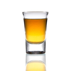 Cocktailglas mit Brandy oder Whisky - Small Shot. Isoliert auf weißem Hintergrund