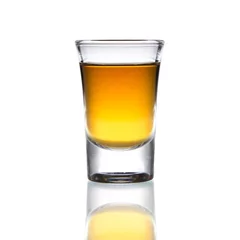 Photo sur Plexiglas Alcool Verre à cocktail avec cognac ou whisky - Small Shot. Isolé sur fond blanc