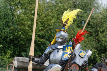 Un chevalier se prépare pour la bataille contre l'armée anglaise à Azincourt le 25 octobre 1415,...