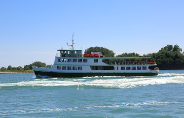 Passenger ship for the transport of tourists in the Venetian lag