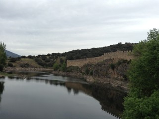Fototapeta na wymiar Vieja muralla en Lozoya y su rio