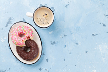 Fototapeta na wymiar Coffee cup and colorful donuts