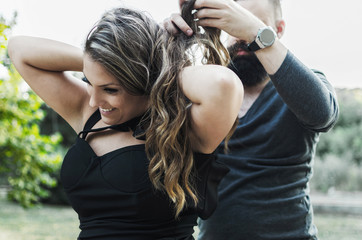 Naklejka premium gentleman helps wife to get dress