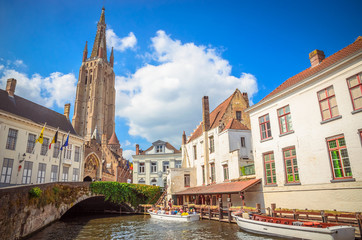 Fototapeta premium Kościół Najświętszej Marii Panny i tradycyjne wąskie uliczki w Brugii (Brugge), Belgia