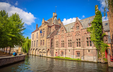 Fototapeta na wymiar Beautiful canal and traditional houses in the old town of Bruges (Brugge), Belgium