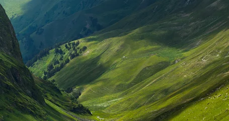 Schilderijen op glas Pittoreske berg smaragdgroene vallei van de rivier de Zagedanka. bergen van de Kaukasus. © Kseniya Abramova