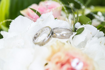 Eheringe auf Brautstrau&szlig;