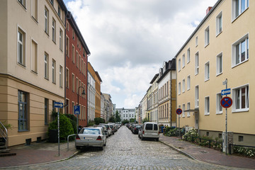 Straßenbild mit parkenden Autos in einer Einbahnstraße