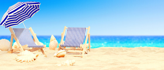 Schöner Strand mit Liegestühlen - Urlaub Konzept