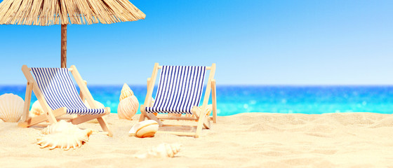 Schöner Strand mit Liegestühlen - Urlaub Konzept