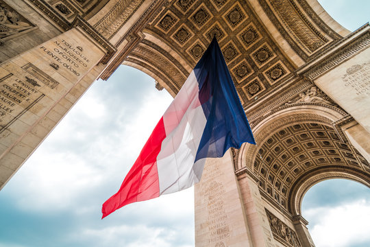 Arc de Triomphe in Paris mit Flagge