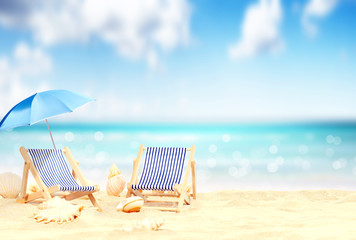 Schöner Strand mit Liegestühlen - Urlaub Konzept