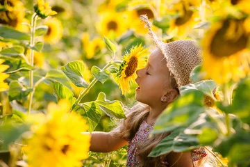 Fotobehang Zonnebloem mooi meisje in zonnebloemen