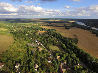 Le village de Giverny au soleil couchant d'été.