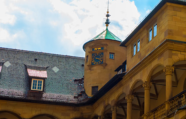 Ein altes Schloss an einem sonnigen Tag
