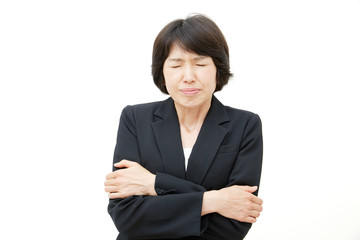 ミドル女性　ビジネス　寒気