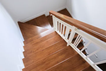 Foto auf Acrylglas Treppen Holztreppe im zeitgenössischen weißen modernen Haus