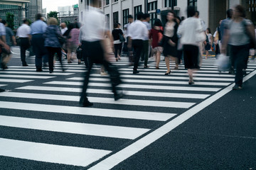 歩く人々
