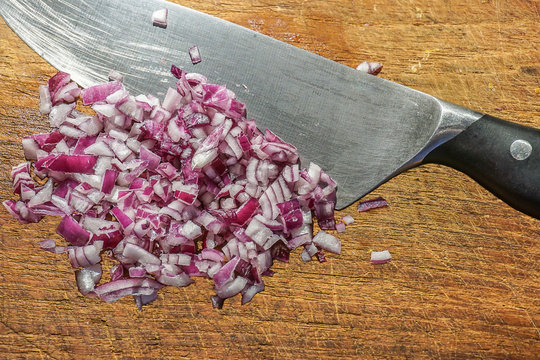 frisch klein gehackte rote Zwiebeln