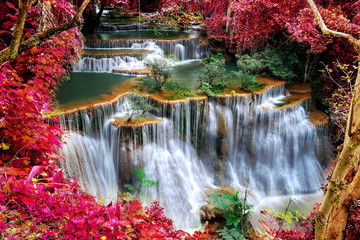 Panele Szklane  Piękny krajobraz wodospadu z czerwoną ramą liści