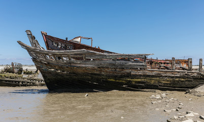 Naklejka premium Épave au cimetière de bateaux à Noirmoutier-en-l'Île (France)