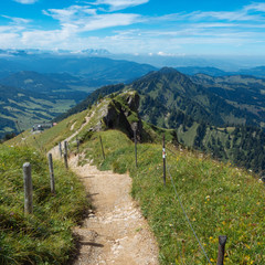 Wandern an einem Sonntag auf der Nagelfluhkette in den Allgäuer Aplen