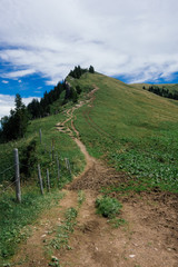 Obraz premium Wandern an einem Sonntag auf der Nagelfluhkette in den Allgäuer Aplen