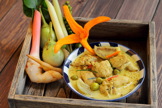 Chicken drumstick green curry food.