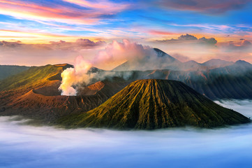 Fototapeta premium Wspina się Bromo wulkan w Bromo Tengger Semeru parku narodowym, Wschodni Jawa, Indonezja (góra Bromo).