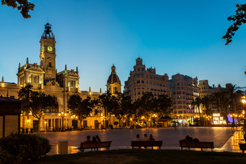 Fototapeta na wymiar Nachtaufnahme Rathaus und Plaza del Ayuntamiento in Valencia
